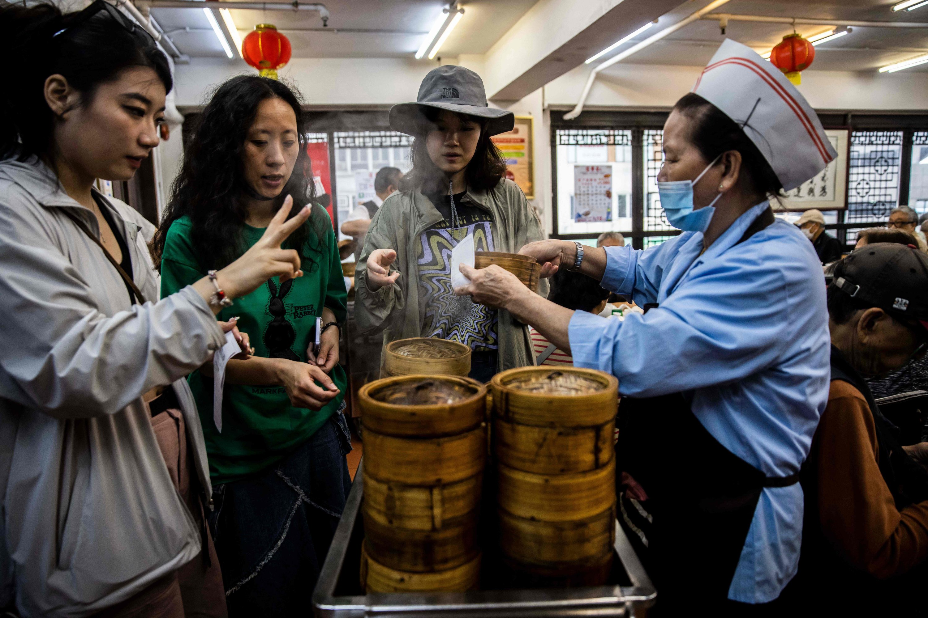 Pelanggan memesan kapal uap bambu Yum Cha, brunch Kanton yang melibatkan teh dan dim sum, di sebuah restoran di Hong Kong, 8 Juni 2023. (Foto AFP)