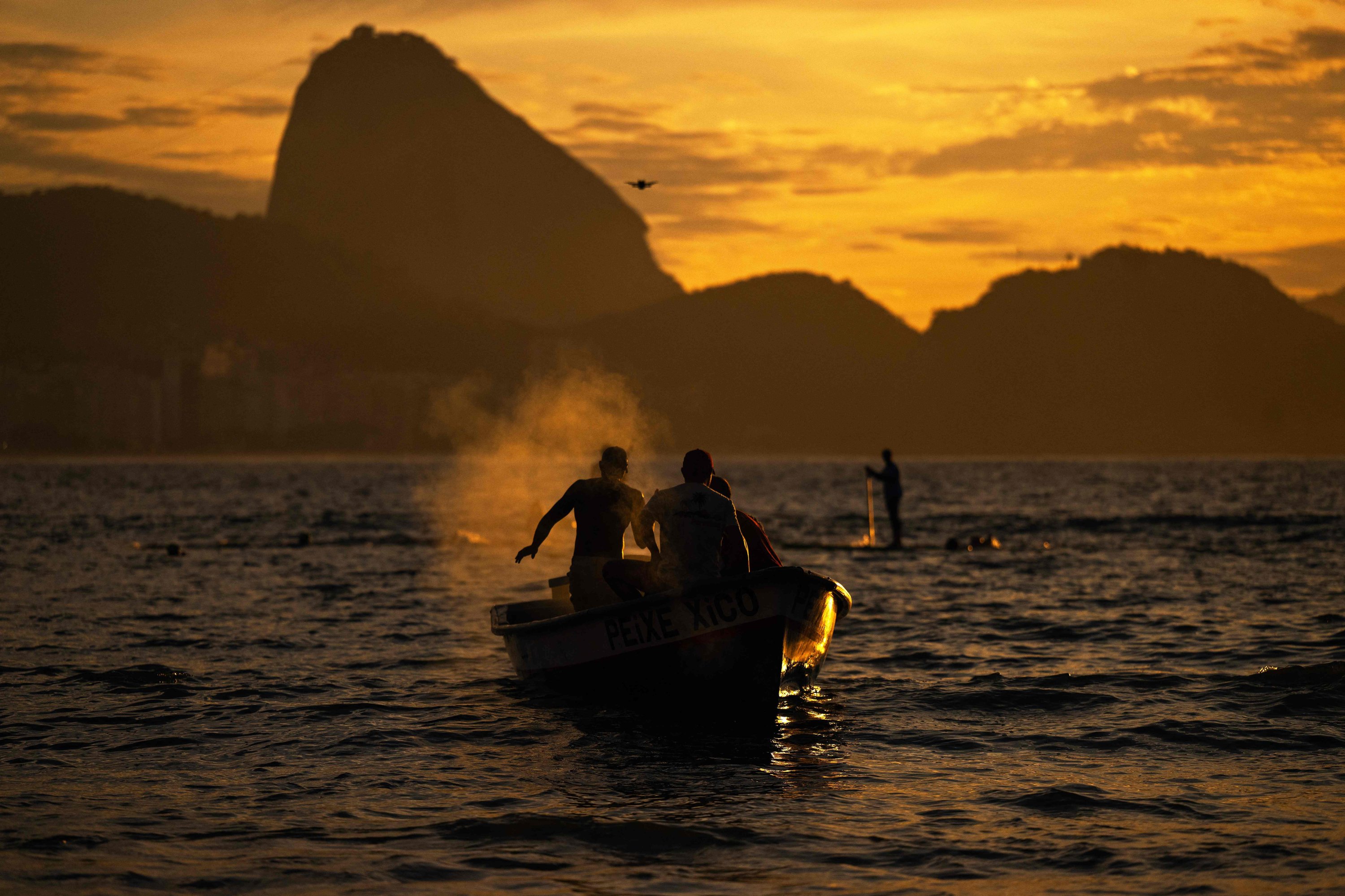 Nelayan bekerja di dekat pantai Copacabana di Rio de Janeiro, Brasil, 23 Mei 2023. (Foto AFP)