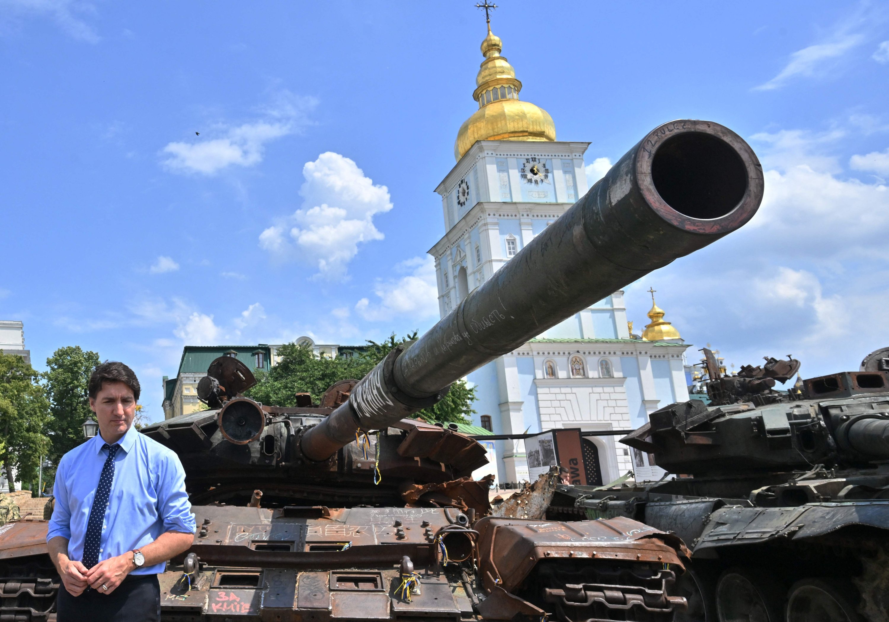 Perdana Menteri Kanada Justin Trudeau (kiri) mengunjungi pameran kendaraan militer yang hancur di Lapangan Saint Michael di Kyiv pada 10 Juni 2023, di tengah invasi Rusia ke Ukraina.  (Foto oleh Sergei SUPINSKY / AFP)
