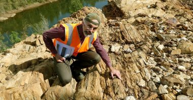 Professor Jochen Brocks inspects 1.64 billion year old sediments for molecules of the Protosterol biota in Barney Creek, northern Australia. (Reuters Photo)