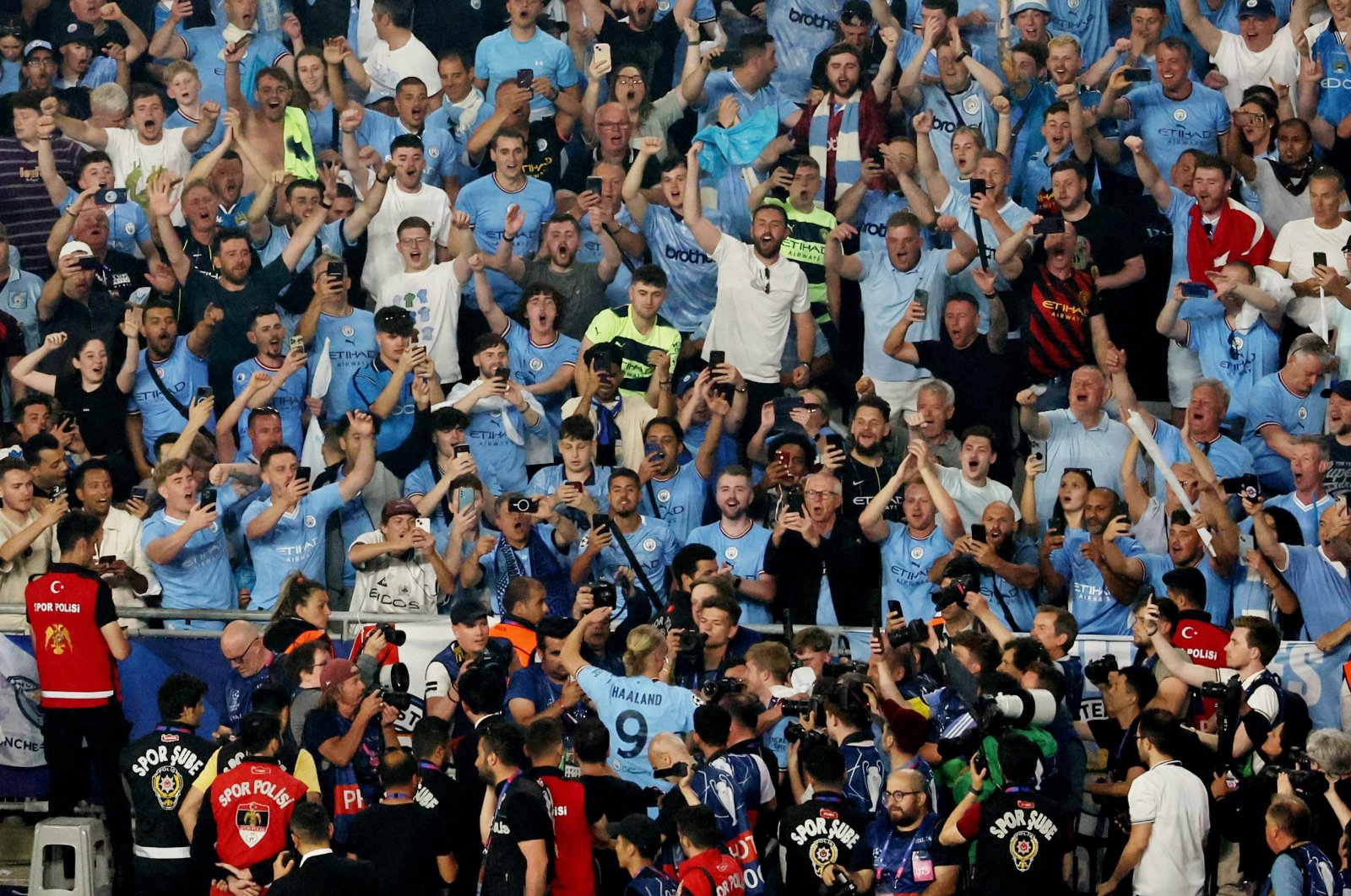 Manchester City&#039;s Erling Braut Haaland and Kevin De Bruyne celebrate with fans after winning the Champions League title, Istanbul, Türkiye, June 11, 2023. (Reuters Photo)