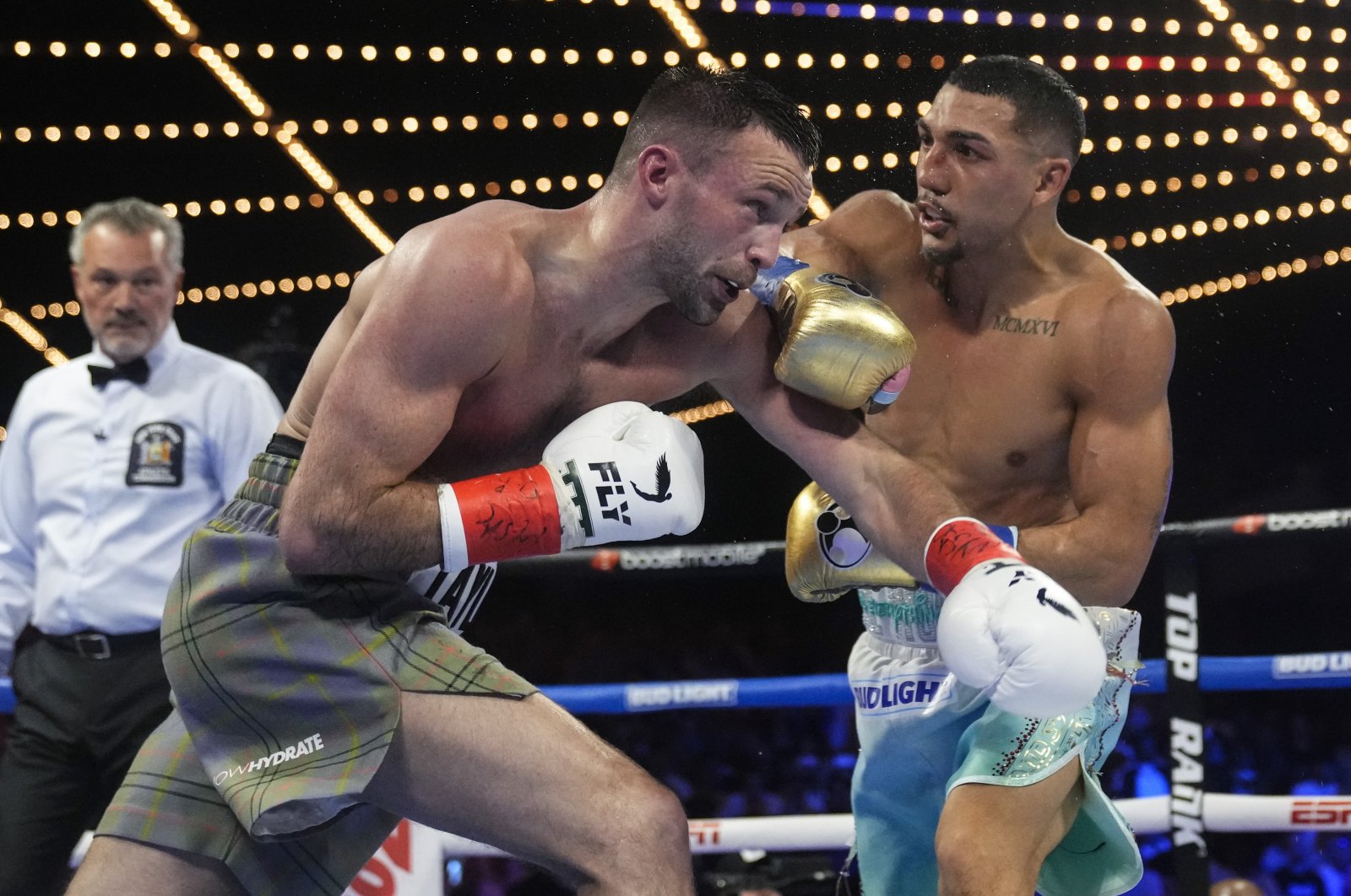Teofimo Lopez (R) punches Scotland&#039;s Josh Taylor during the third round of a welterweight title bout, New York, US., June 10, 2023. (AP Photo)