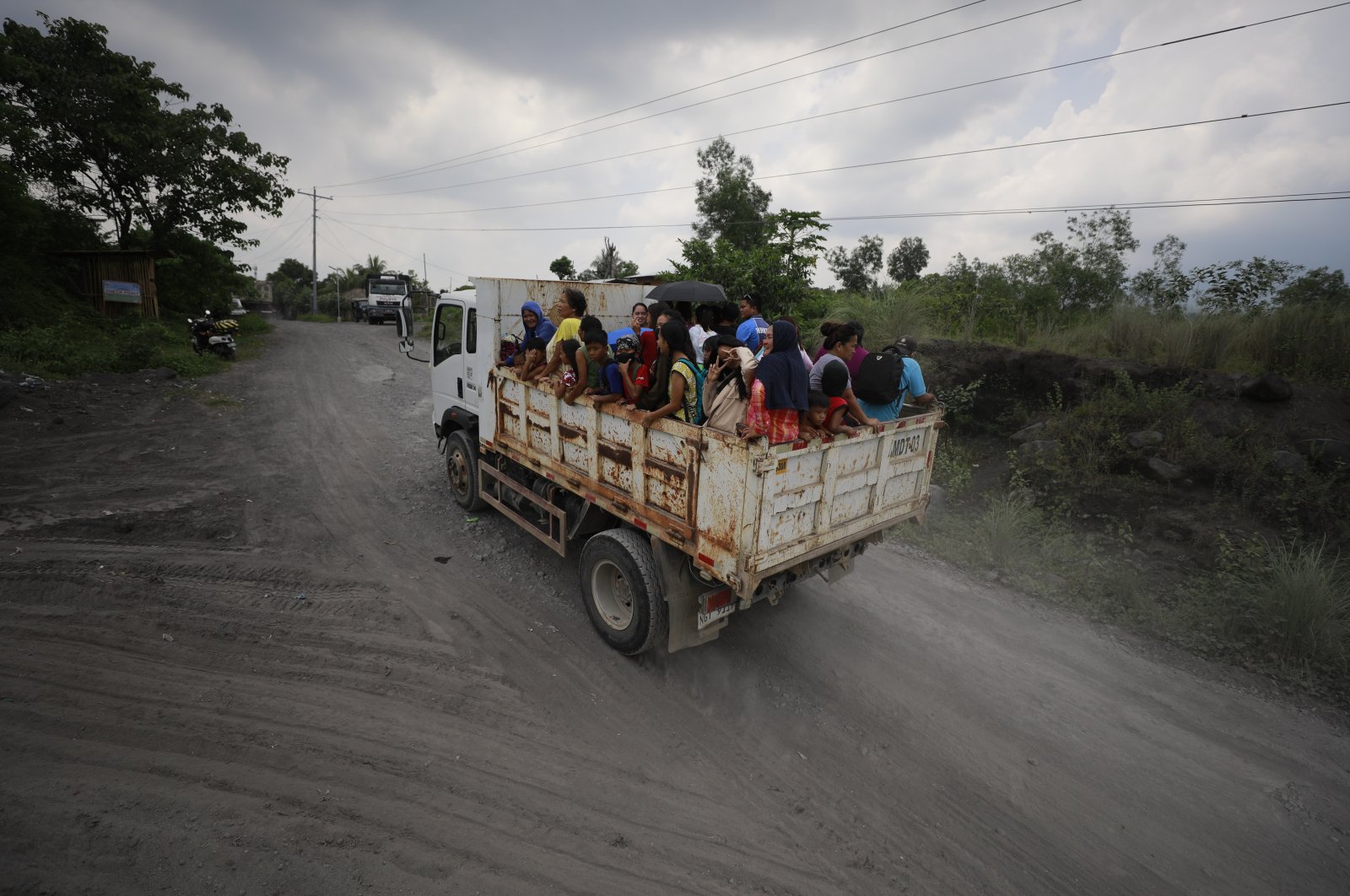 Ribuan mengungsi saat gunung berapi Filipina memuntahkan abu, gas beracun