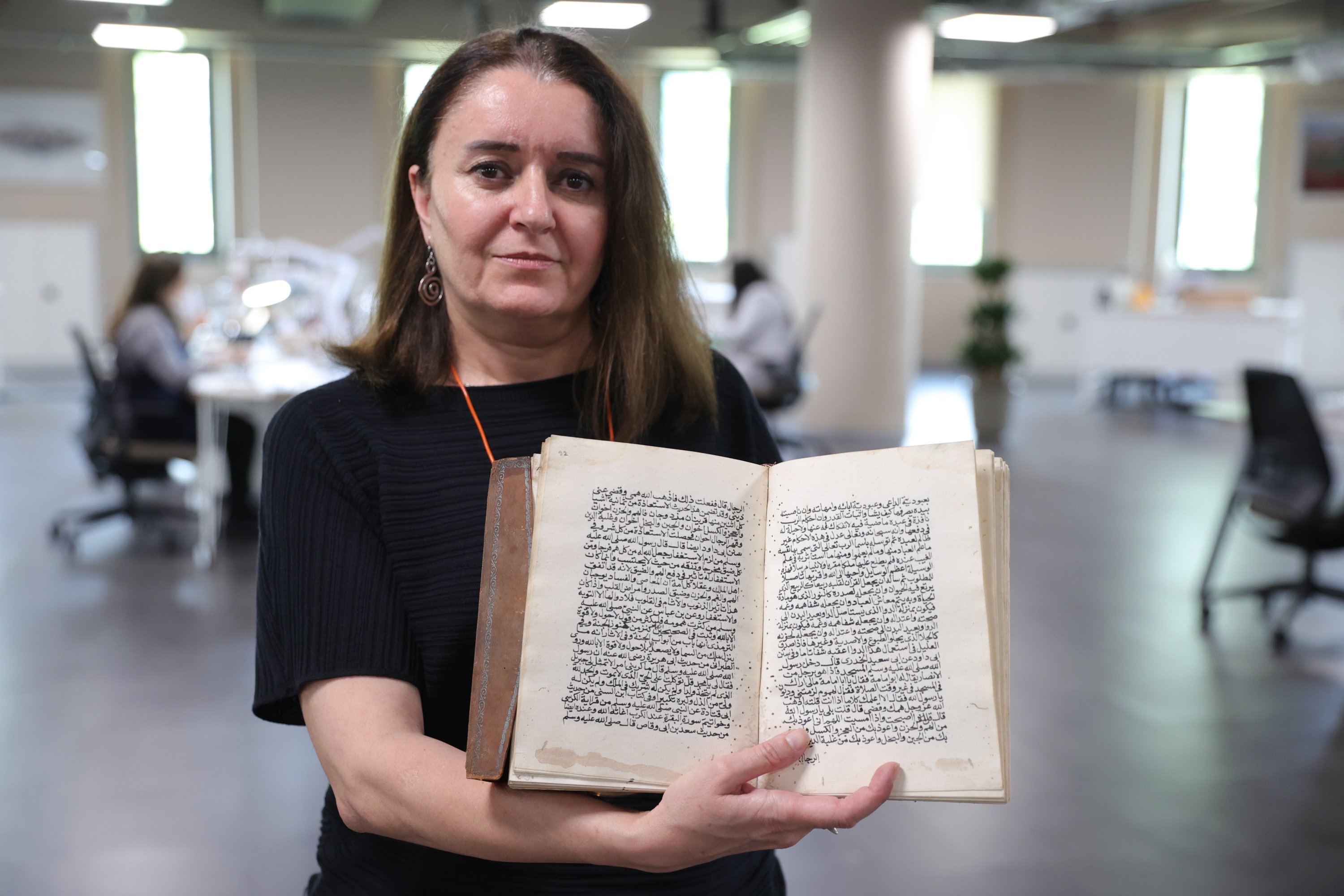 Direktur Penjilidan Perpustakaan Nasional Mihrican Kılıç Özer menunjukkan salah satu buku lama, Ankara, Türkiye, 11 Juni 2023. (Foto AA)
