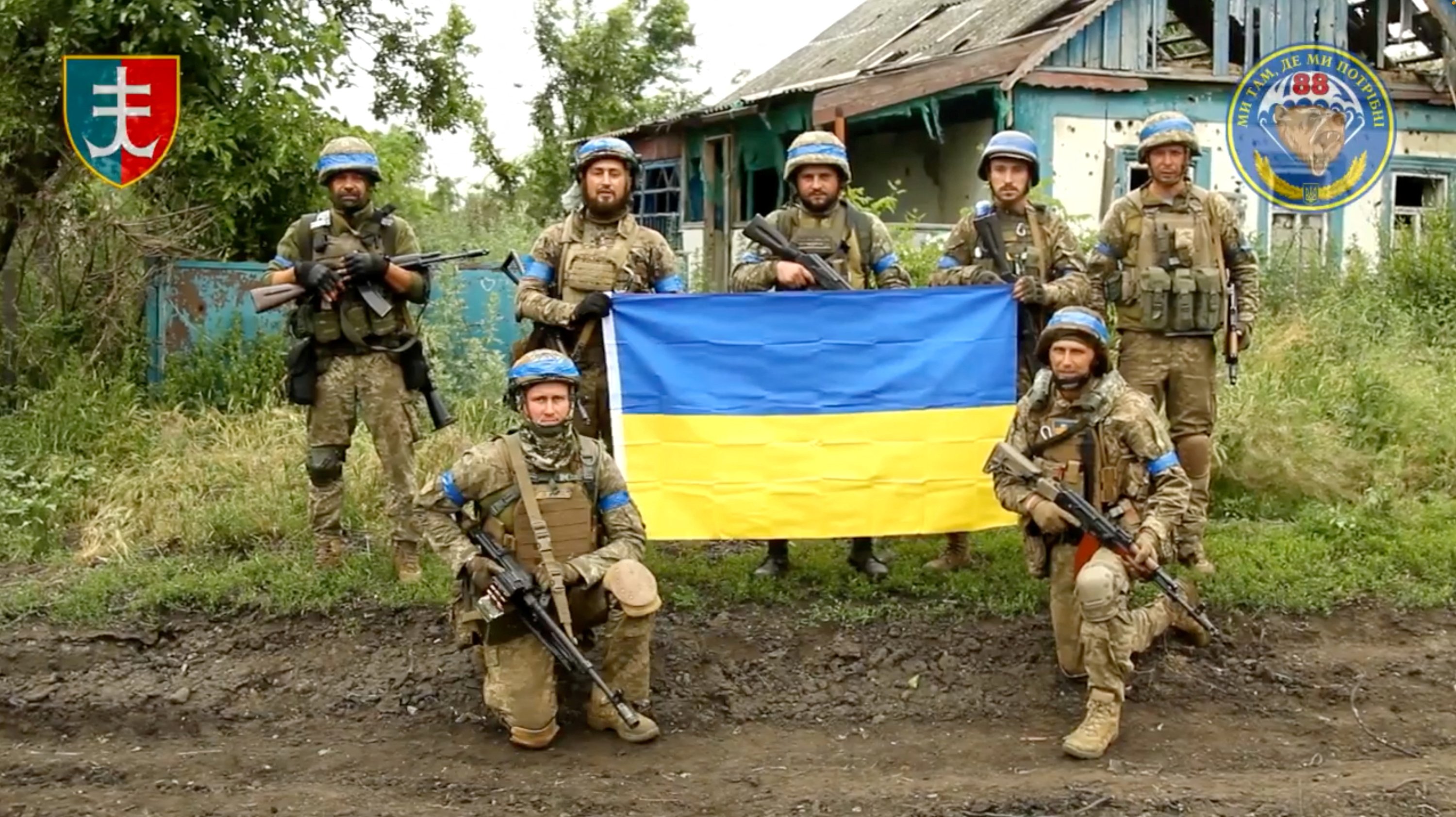 Prajurit Ukraina dari Brigade Marinir Terpisah ke-35 berpose untuk berfoto dengan bendera Ukraina di desa Storozheve yang dibebaskan, Dontesk, Ukraina, 12 Juni 2023. (Foto Reuters)