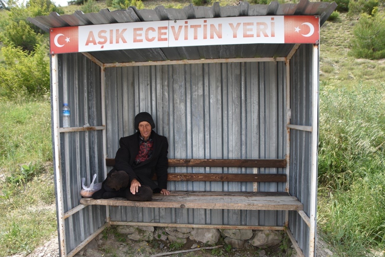 Ecevit Öküzcü, yang dikenal sebagai 'Aşık Ecevit' ('Ecevit in Love'), terlihat menunggu di halte di Sinop, Türkiye, 12 Juni 2023. (Foto IHA)