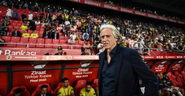 Fenerbahçe head coach Jorge Jesus leaves the pitch after the Turkish Cup match against Başakşehir, Izmir, Türkiye, June 11, 2023. (AA Photo)