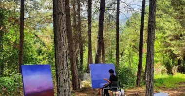 One of the artists that attended the exhibition paints in nature, Mersin, Türkiye. (Photo courtesy of Arnica Art)
