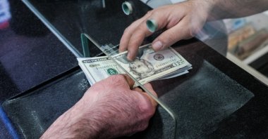 A tourist exchanges money at an exchange office in Istanbul, Türkiye, June 7, 2023. (EPA Photo)