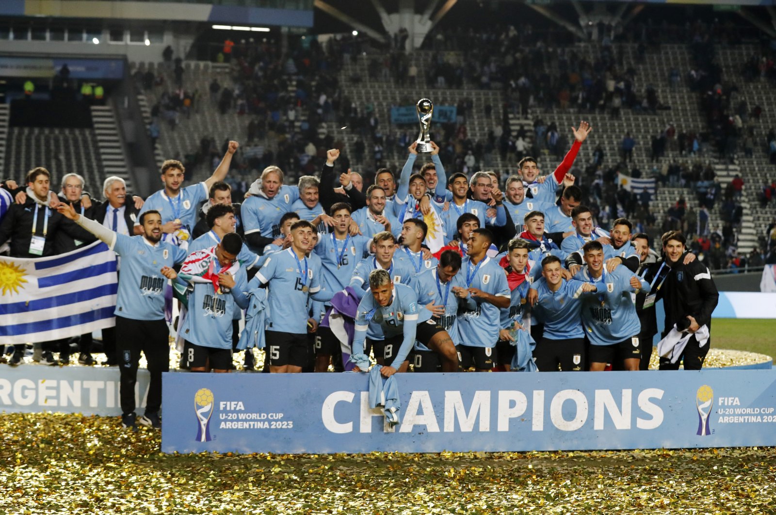 Uruguay&#039;s Fabricio Diaz, staff and teammates celebrates with the trophy after winning the FIFA Under-20 World Cup Sat the Estadio Unico Diego Armando Maradona, La Plata, Argentina, June 11, 2023. (Reuters Photo) 
