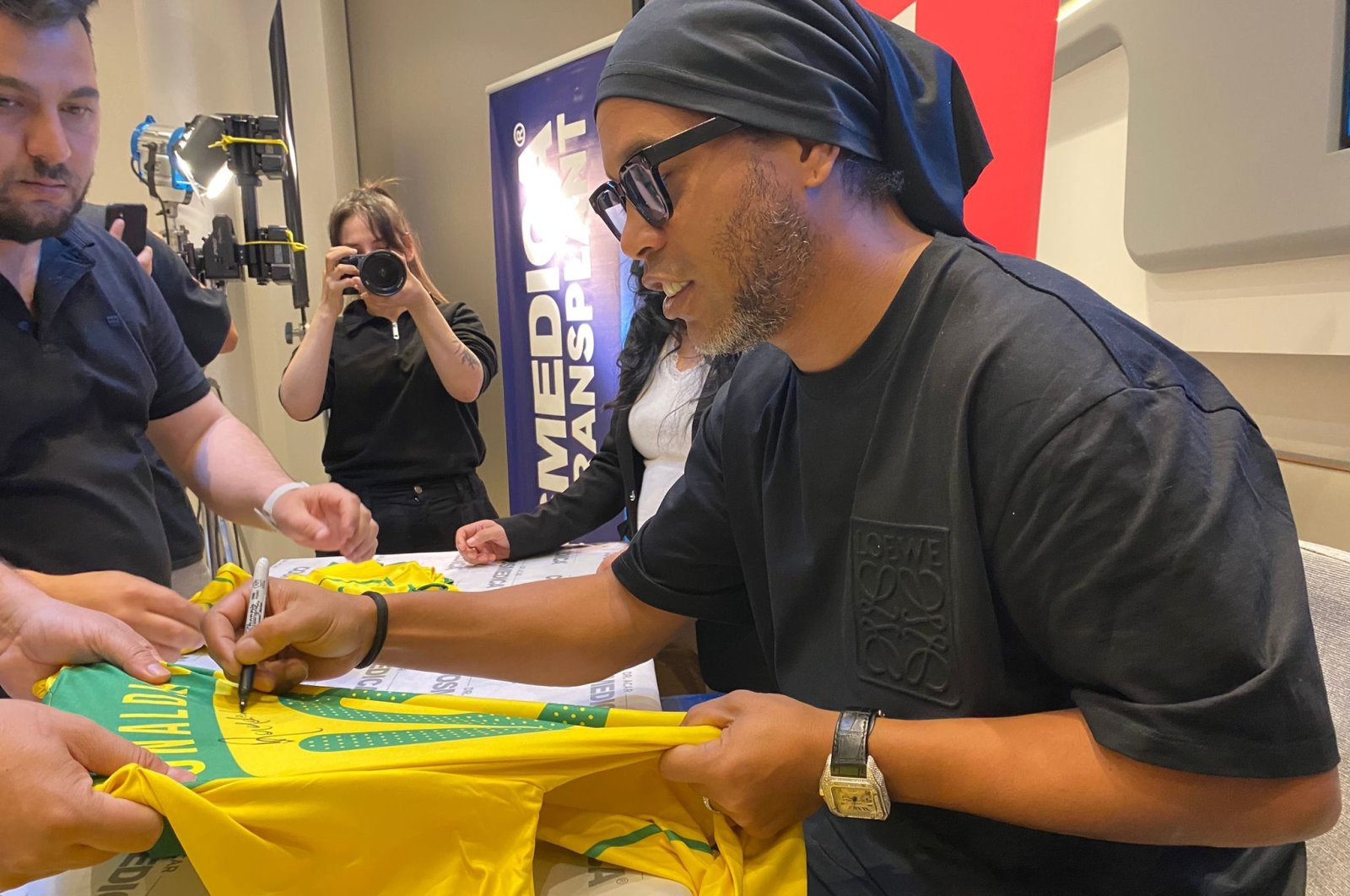 Ronaldinho mengunjungi Istanbul untuk pengembaraan perawatan rambut transformatif
