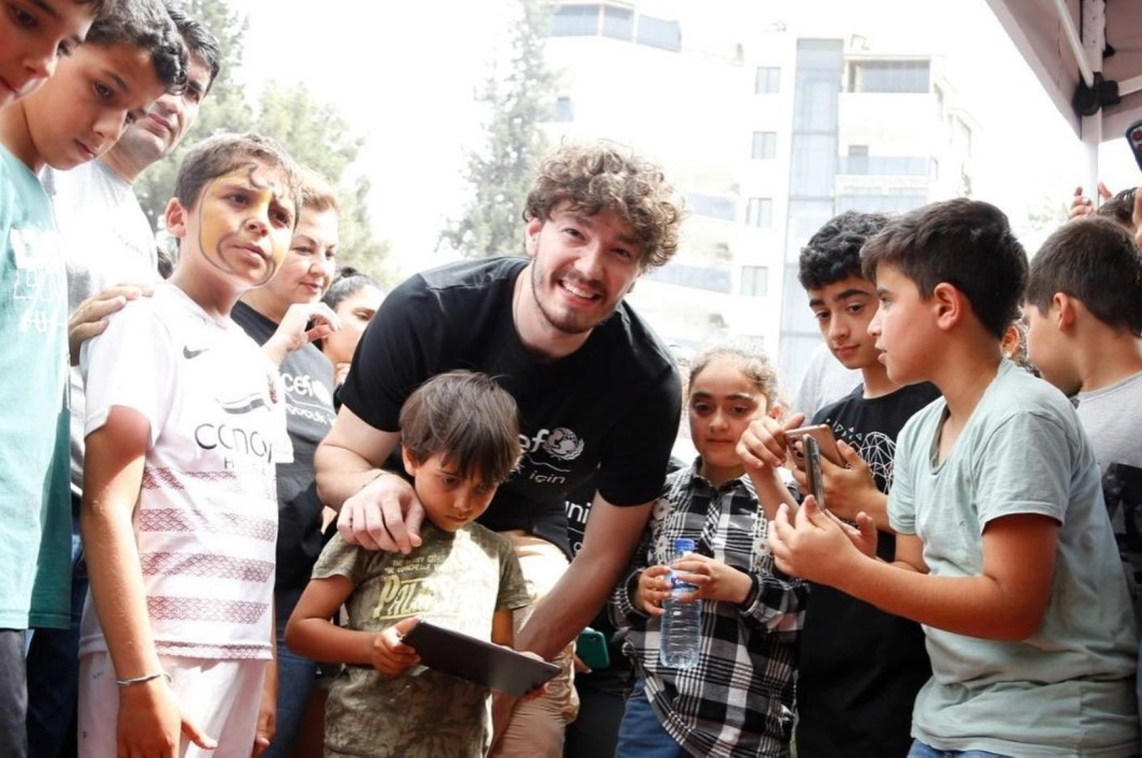 Türk NBA yıldızı Sedi Osman deprem bölgesinde yüreklere dokunuyor