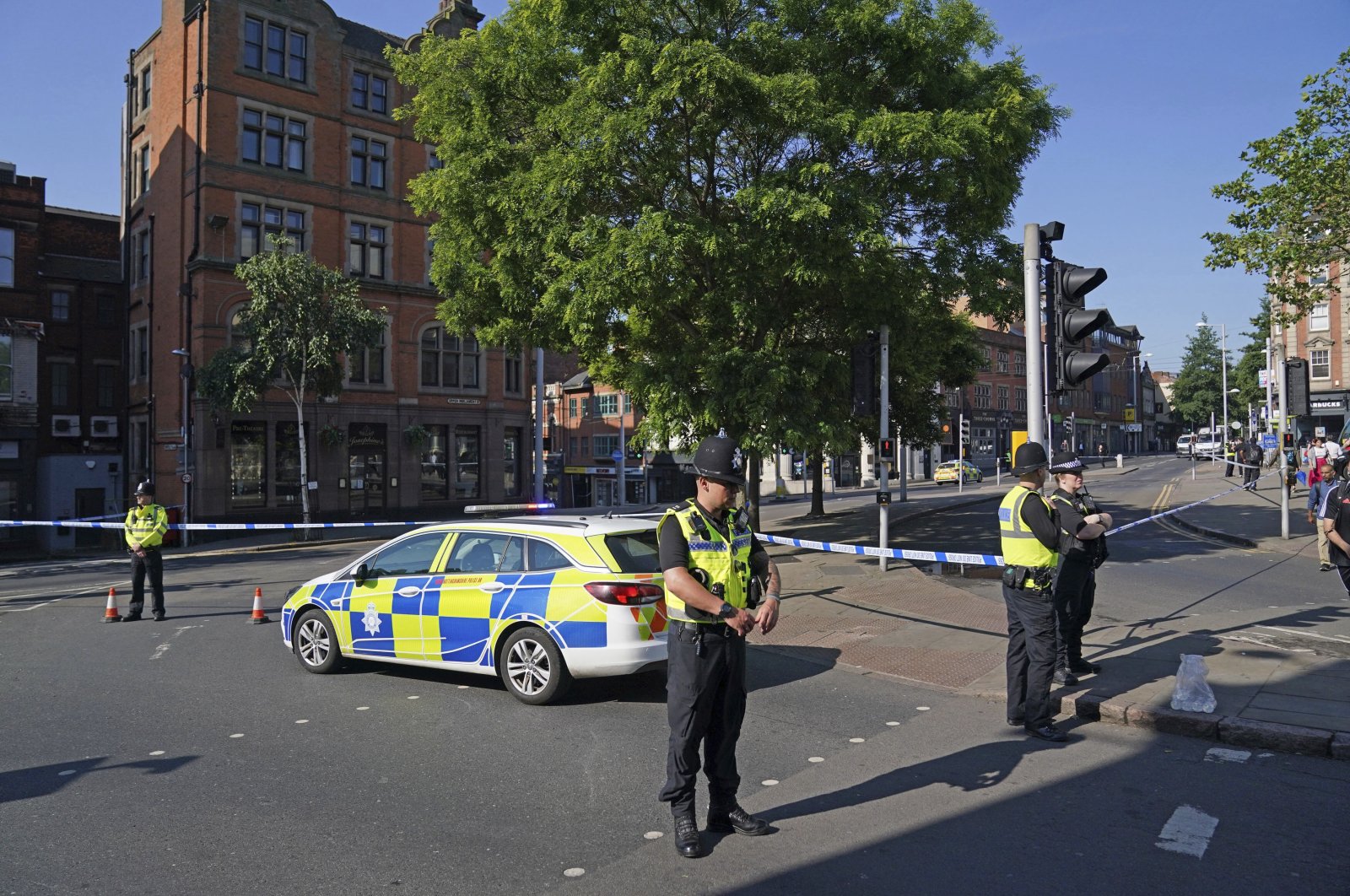 Seorang pria ditangkap setelah tiga orang ditemukan tewas di jalanan Nottingham, Inggris