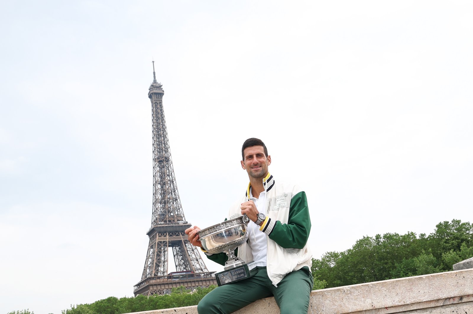 Novak Djokovic of Serbia poses with the Coupe des Mousquetaires after winning the Men&#039;s final match at the Roland Garros French Open tennis tournament, at Pont de Bir-Hakeim near the Eiffel Tower, Paris, France, June 12, 2023. (EPA Photo)