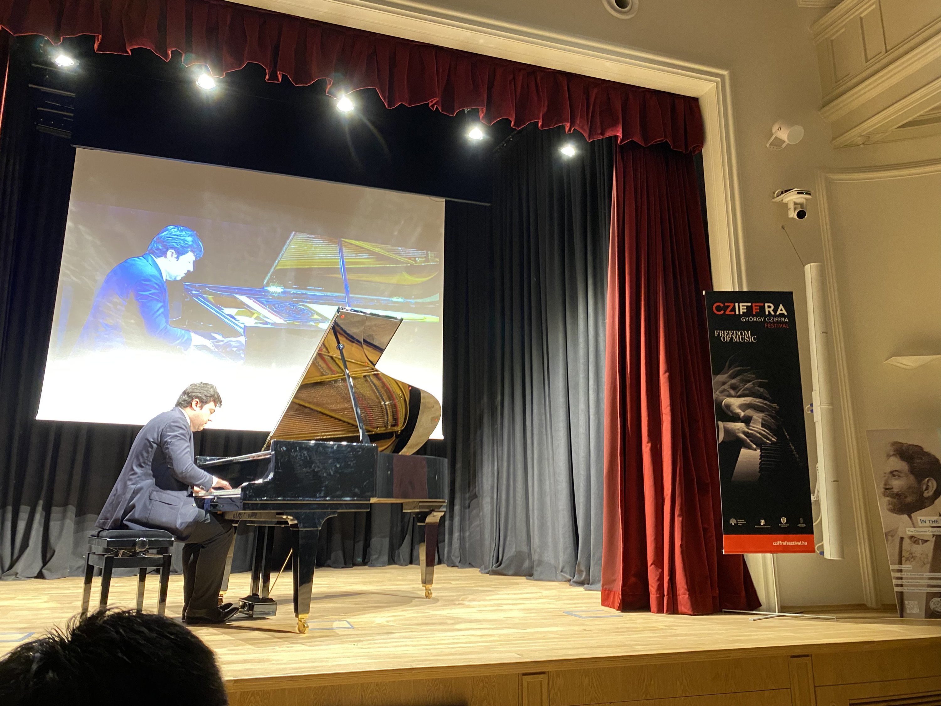 Pianis Hongaria terkenal Janos Balazs tampil selama acara, Istanbul, Türkiye, 10 Juni 2023. (Foto milik Pusat Kebudayaan Hongaria Institut Liszt Istanbul)