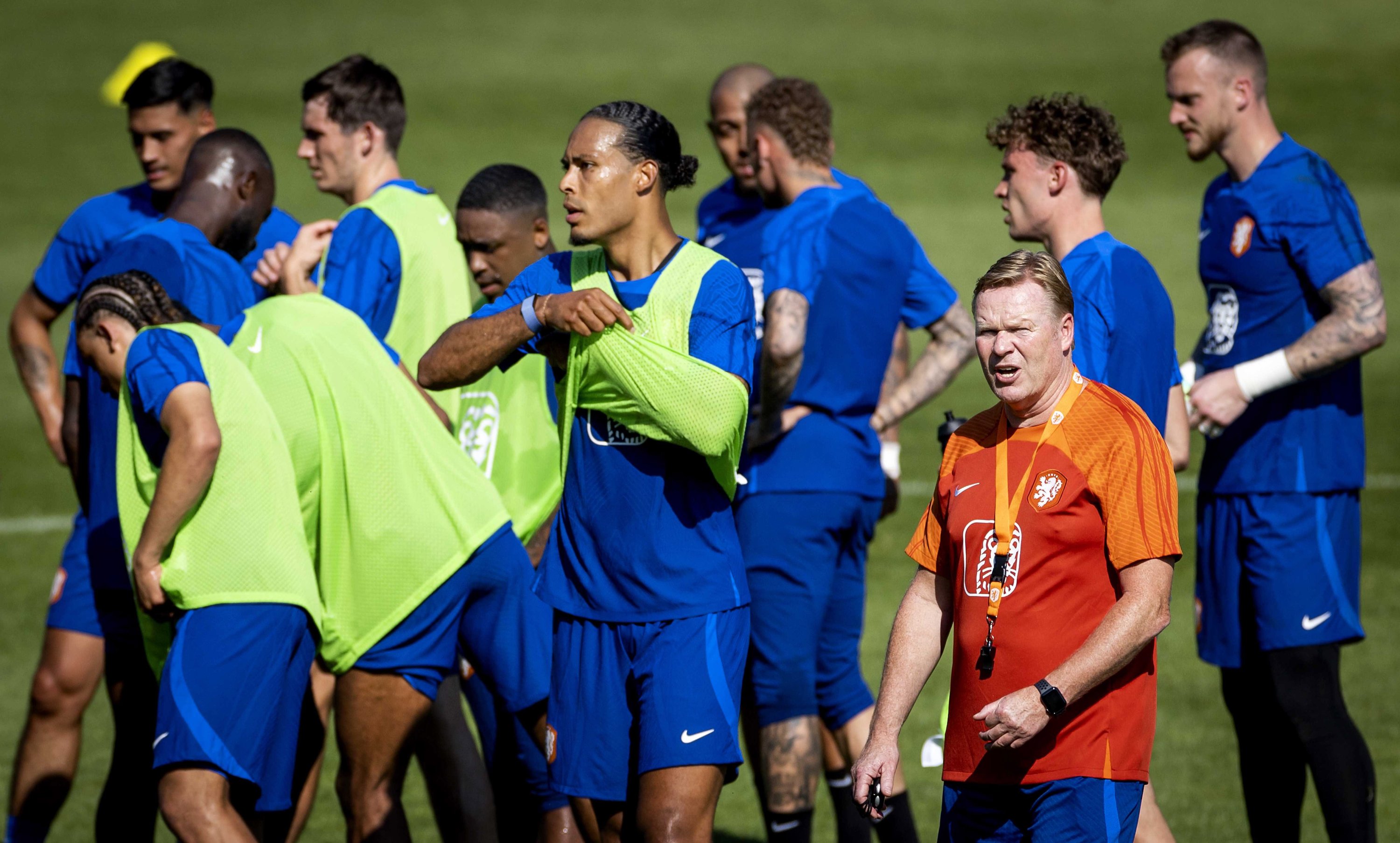 Vrigil van Dijk (C), pelatih kepala Ronald Koeman (3 R) dan pemain Belanda saat sesi latihan timnas Belanda, Zeist, Belanda, 10 Juni 2023. (Foto EPA)