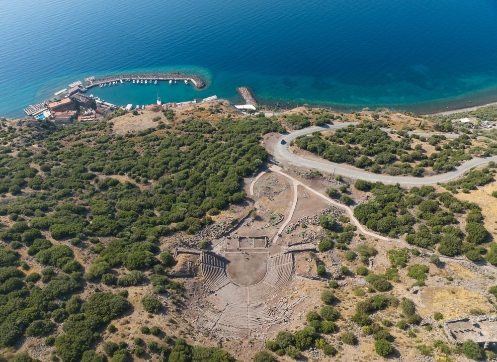 Pemandangan drone dari pelabuhan kuno Assos, Çanakkale, Türkiye.  (Foto Shutterstock)