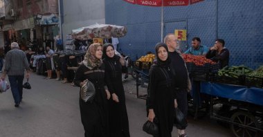 Syrian women walk on a street in Adana, southeastern Türkiye, May 25, 2023. (AFP Photo)