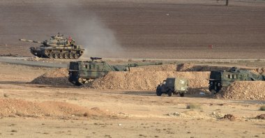 Tanks, howitzers and soldiers of the Turkish military waiting at the Turkish-Syrian border, in Şanlıurfa, southeastern Türkiye, Oct. 27, 2014. (Shutterstock Photo)
