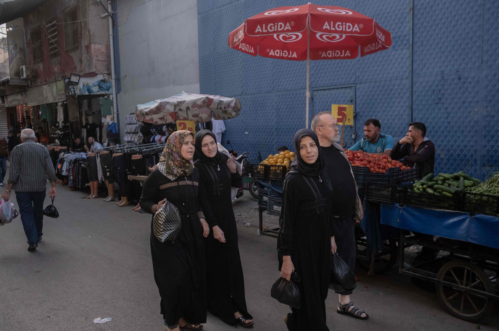 Syrian women walk on a street in Adana, southeastern Türkiye, May 25, 2023. (AFP Photo)