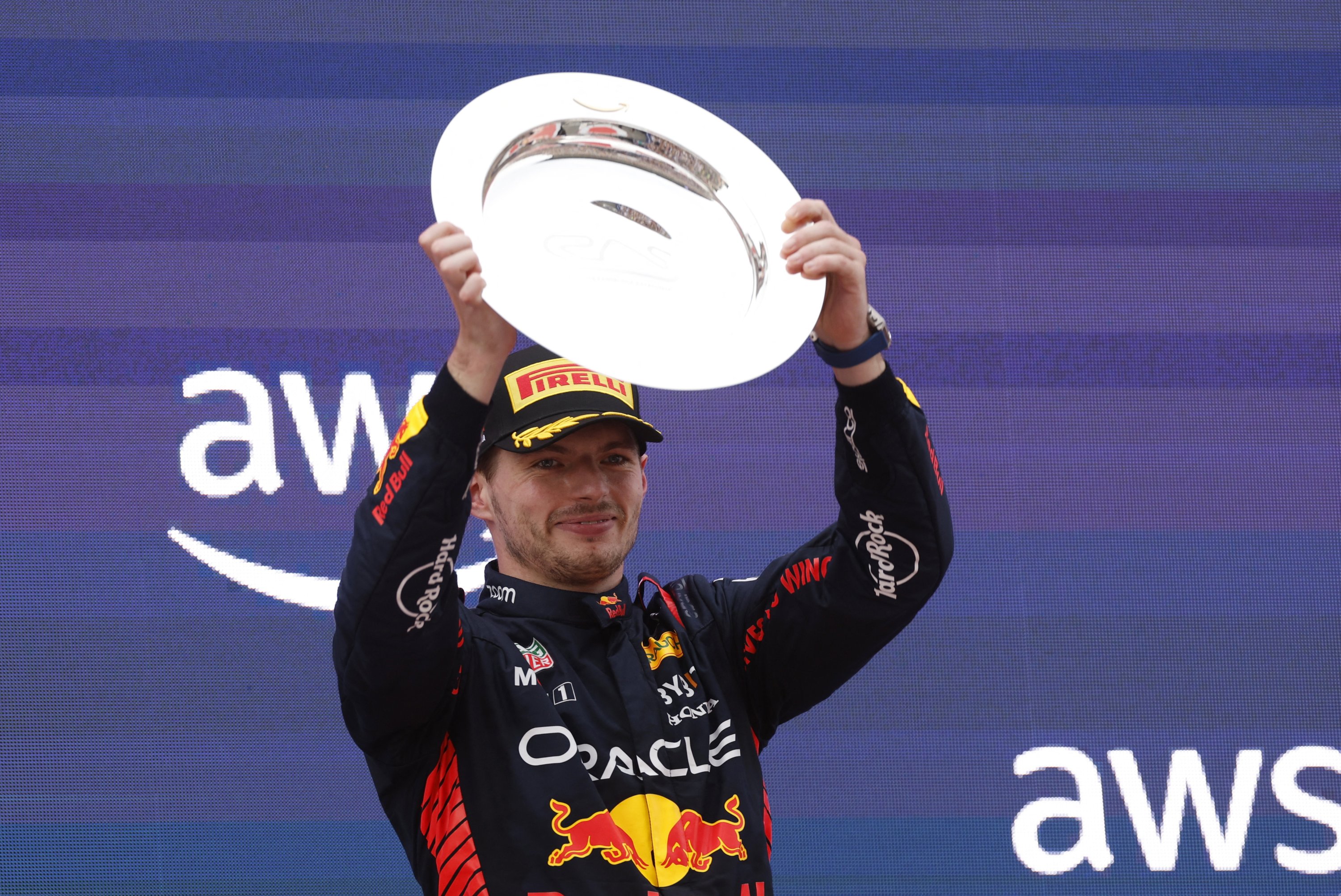 Pembalap Red Bull Max Verstappen merayakan dengan trofi di podium setelah memenangkan Grand Prix Spanyol di Circuit de Barcelona-Catalunya, Barcelona, ​​Spanyol, 4 Juni 2023. (Foto Reuters) 