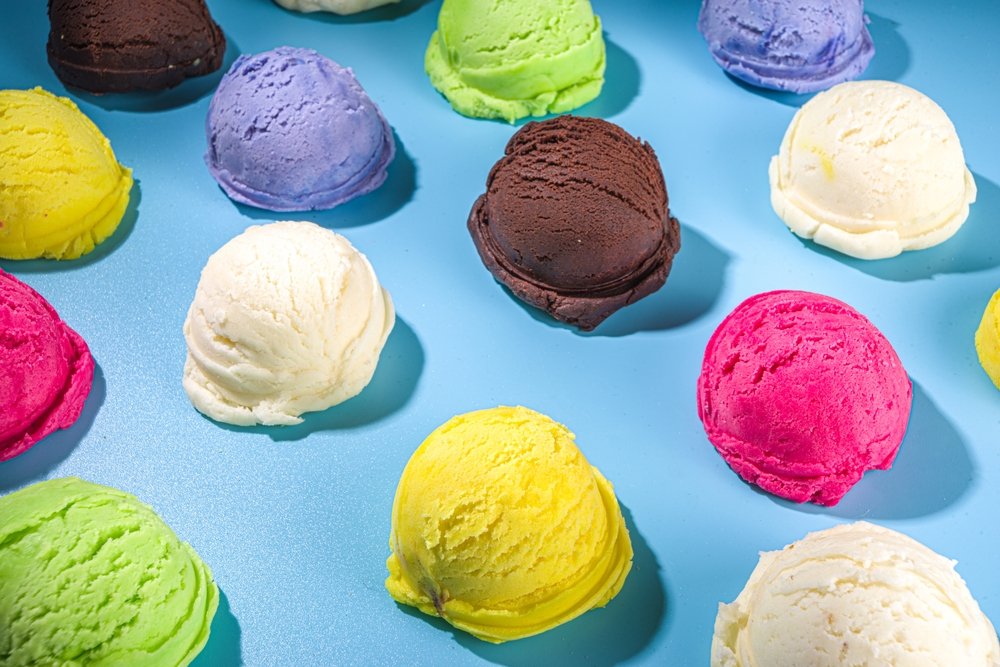 Berwarna berbagai pola sendok es krim pada latar belakang biru pastel.  (Foto Shutterstock)