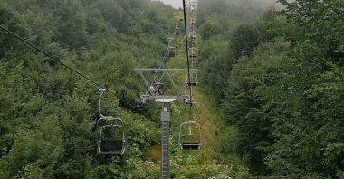 Tourists sighting the Karetpe forest via chairlift in Kartepe, Izmit, Türkiye, July 20, 2021. (Photo by Sisa Bodani)