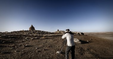 A photo taken by Toni Catala shows Isabel Munoz in the field. (Photo courtesy of Pera Museum)