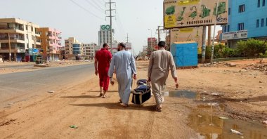 Sudanese people walk with their luggage in Khartoum, Sudan, June 5, 2023. (AFP Photo)