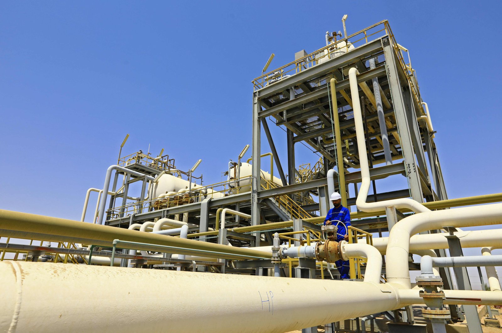 An employee works at the Siba oil field in Dhi Qar Governorate, Iraq, Aug. 22, 2022. (AFP Photo)