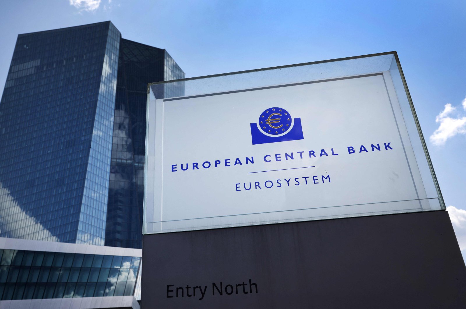 ECB menaikkan suku bunga ke level tertinggi 22 tahun bahkan saat ekonomi tertatih-tatih