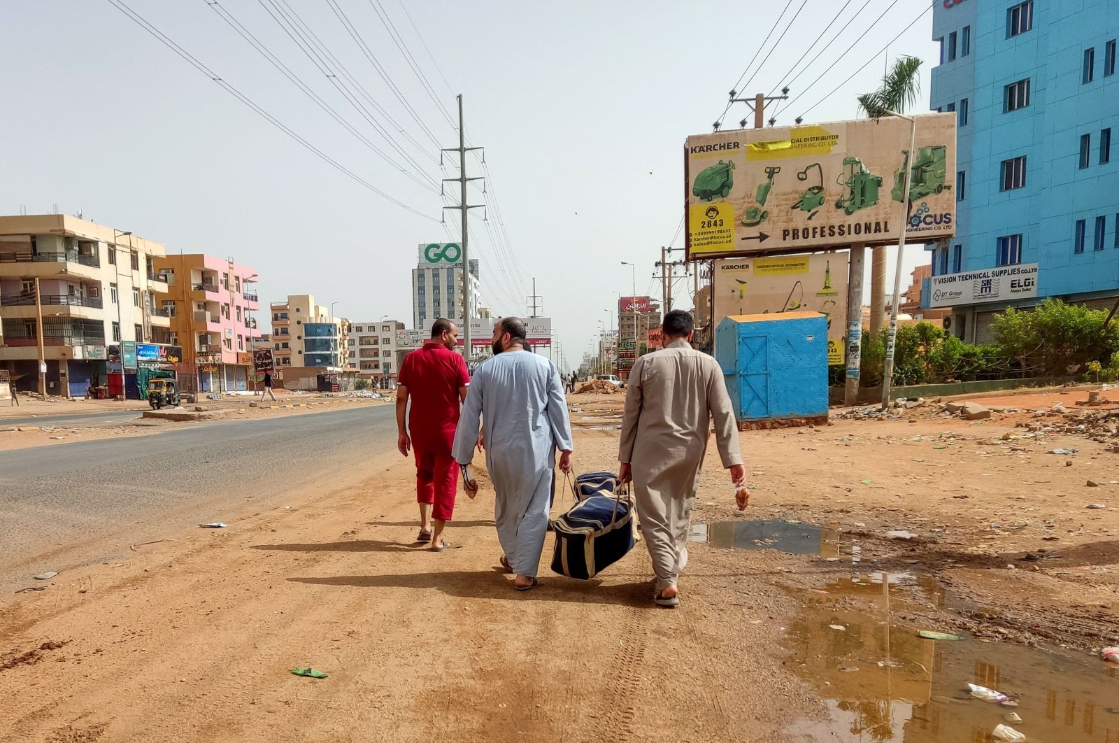 Sudanese people walk with their luggage in Khartoum, Sudan, June 5, 2023. (AFP Photo)