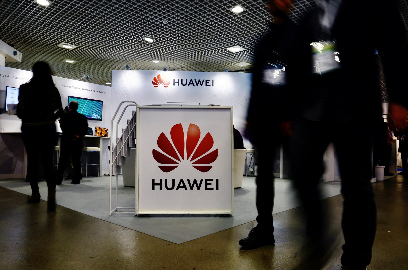UE mengatakan untuk berhenti menggunakan layanan yang menjalankan peralatan Huawei dan ZTE China