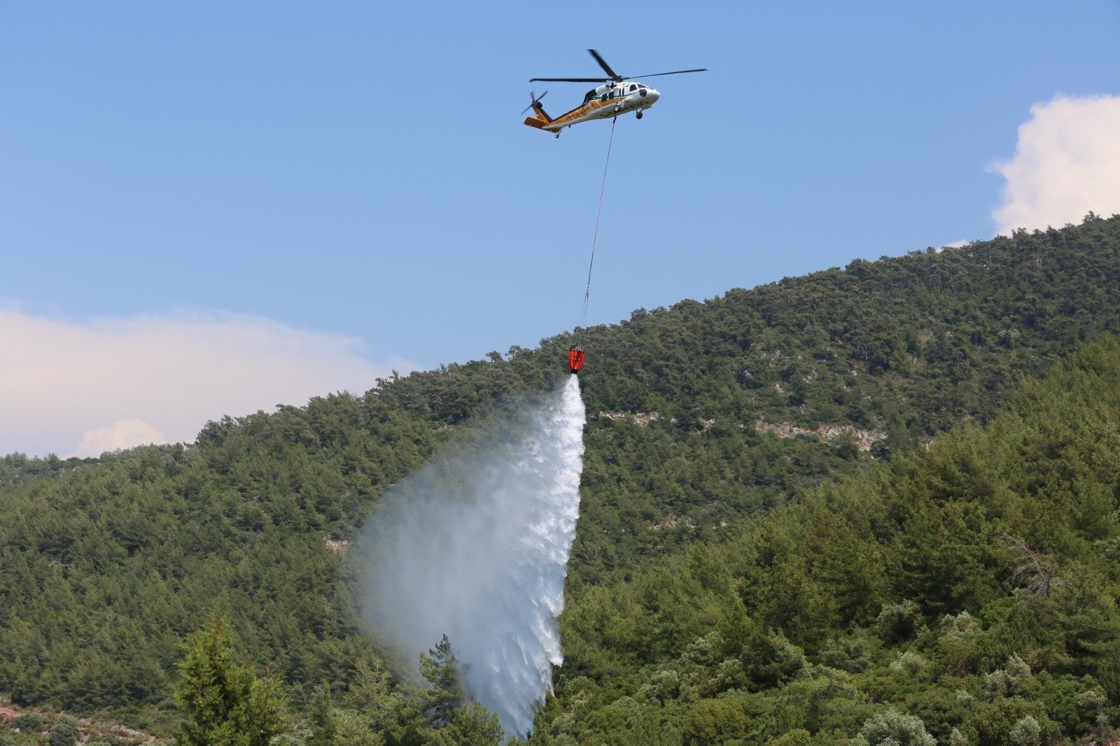 Вертолеты над водохранилищем. Вертолет тушит пожар. Турецкий вертолет. Вертолет в огне. Вертолет Железногорское водохранилище.