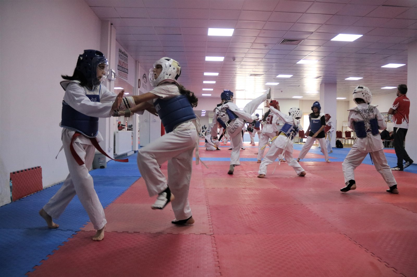 Korban gempa Turki 6 Februari menemukan penghiburan melalui taekwondo