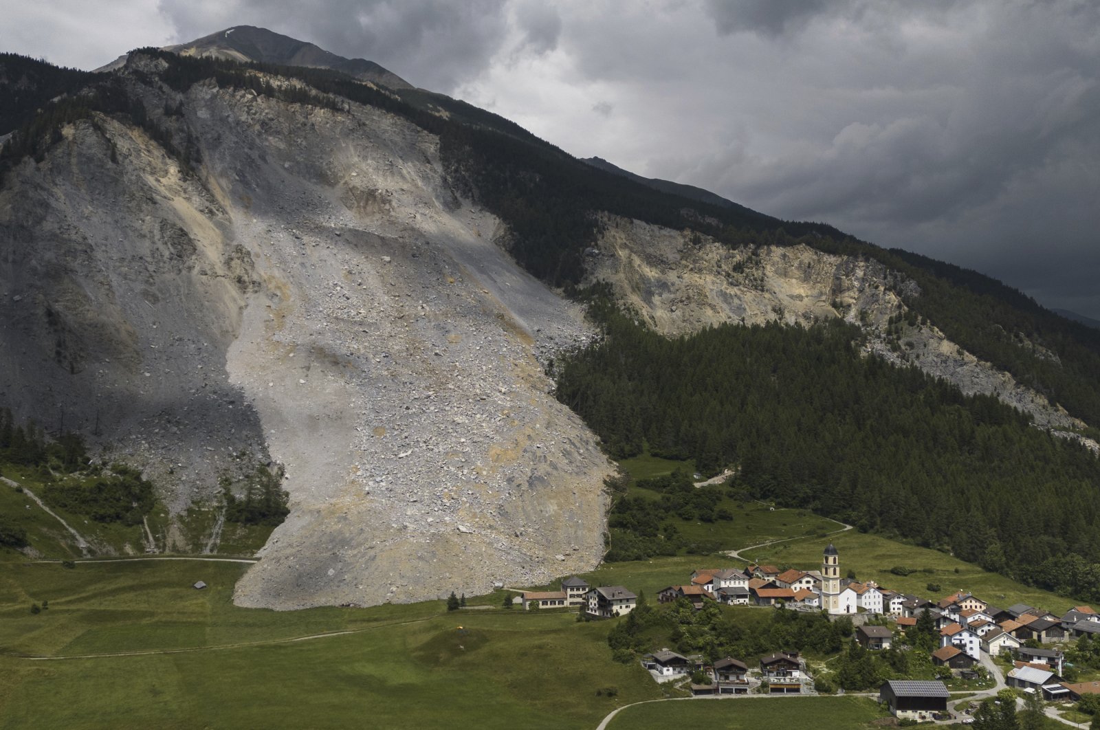 Longsor batu besar nyaris lolos dari desa Swiss yang dievakuasi