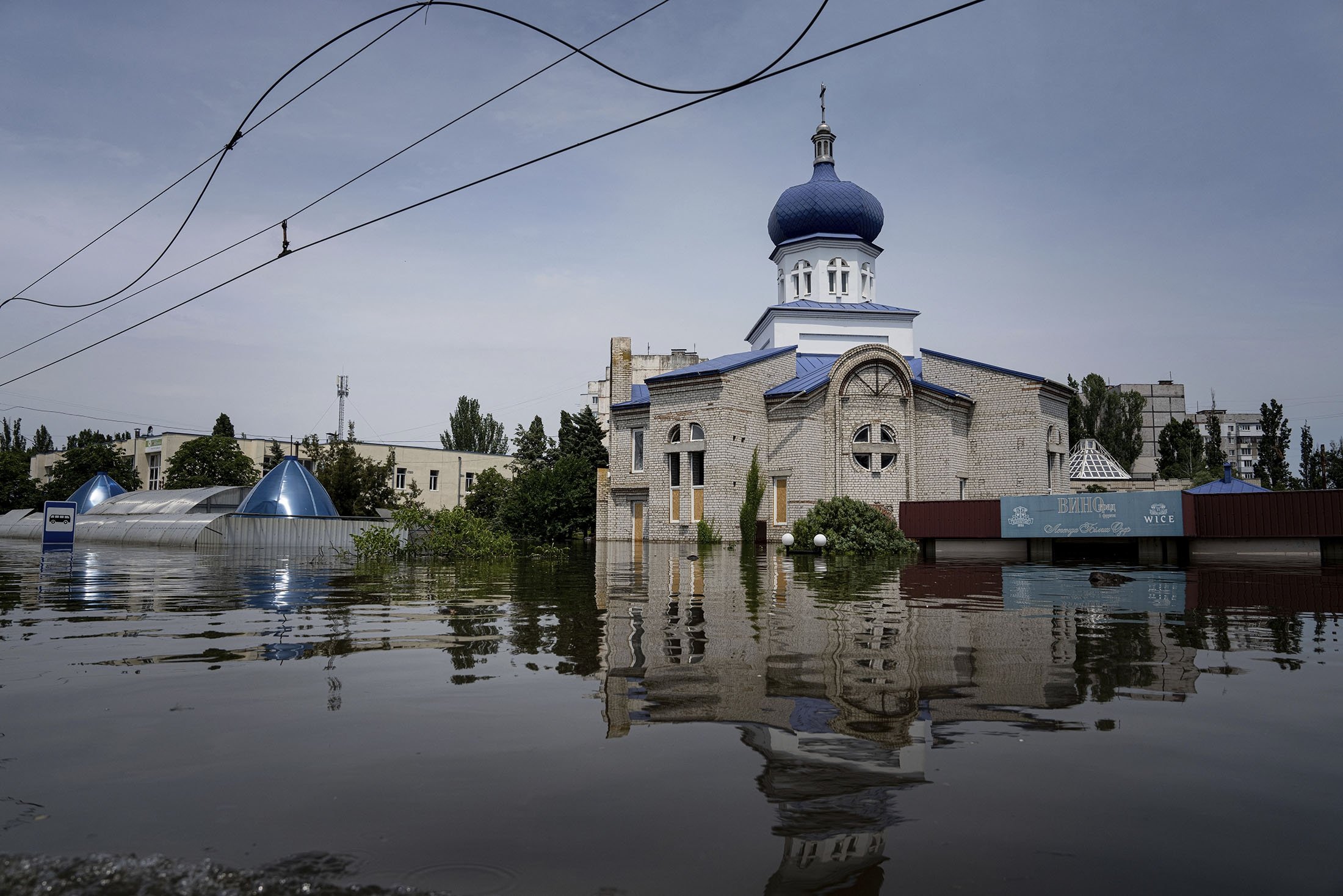 Sebuah gereja tergenang air di lingkungan yang terendam banjir, di Kherson, Ukraina, 8 Juni 2023. (Foto AP)