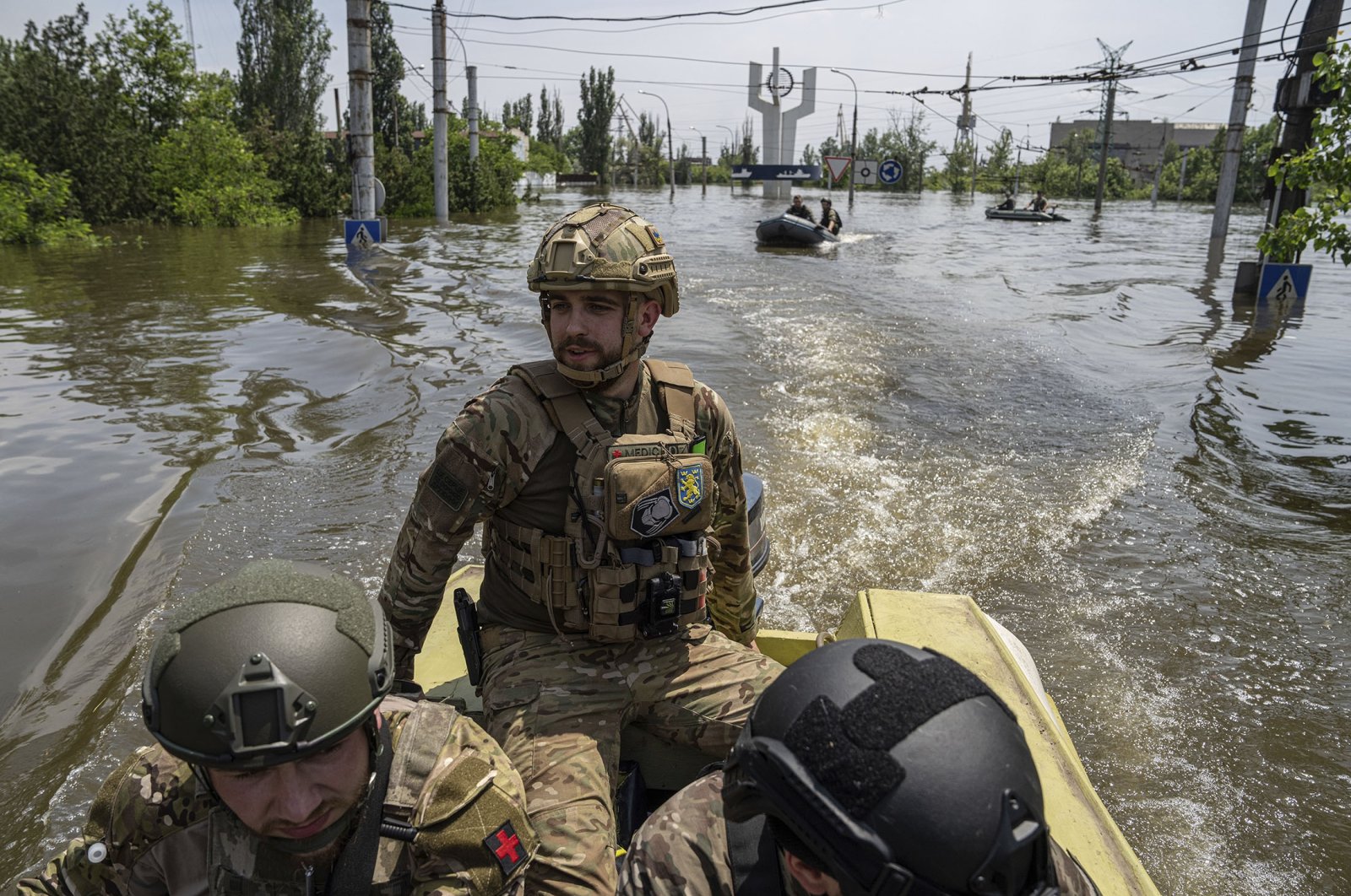 Tim penyelamat berpacu dengan waktu, penembak jitu pemberani di wilayah banjir Kakhovka