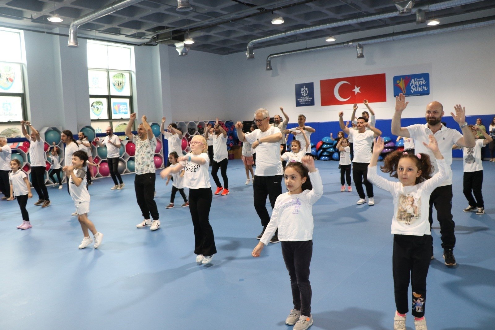 Anak-anak dan ayah mereka mengikuti acara zumba yang diselenggarakan oleh Kota Metropolitan Kocaeli untuk menandai Hari Ayah, Kocaeli, Türkiye barat laut, 18 Juni 2023. (Foto IHA)