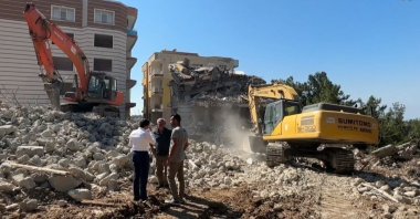 Authorities begin razing down buildings heavily damaged in the February earthquakes in southeastern Hatay province, Türkiye, June 16, 2023. (AA Photo)