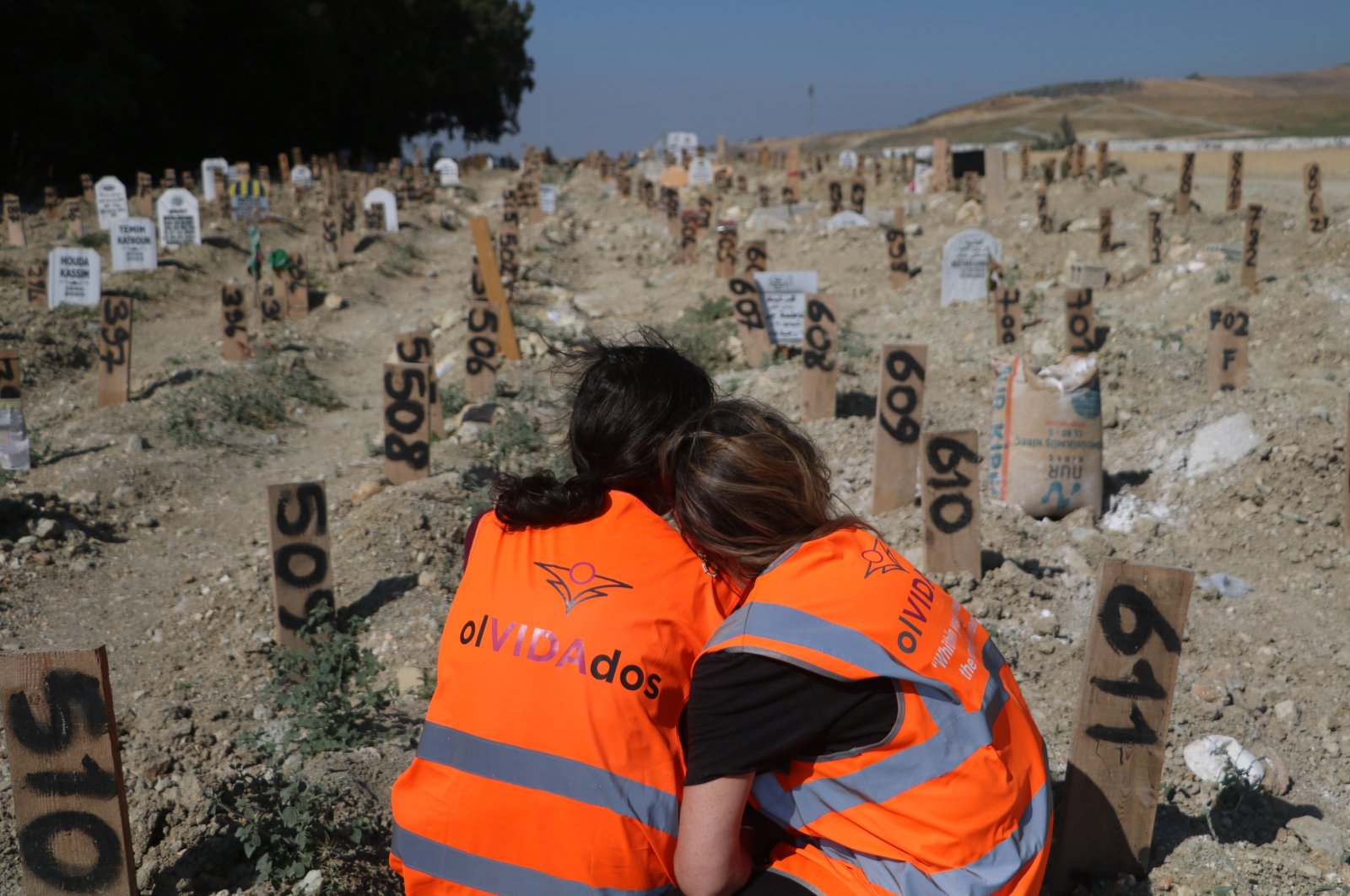 İspanyol yardım çalışanları Hatay’daki bir mezarlıkta teselli buluyor