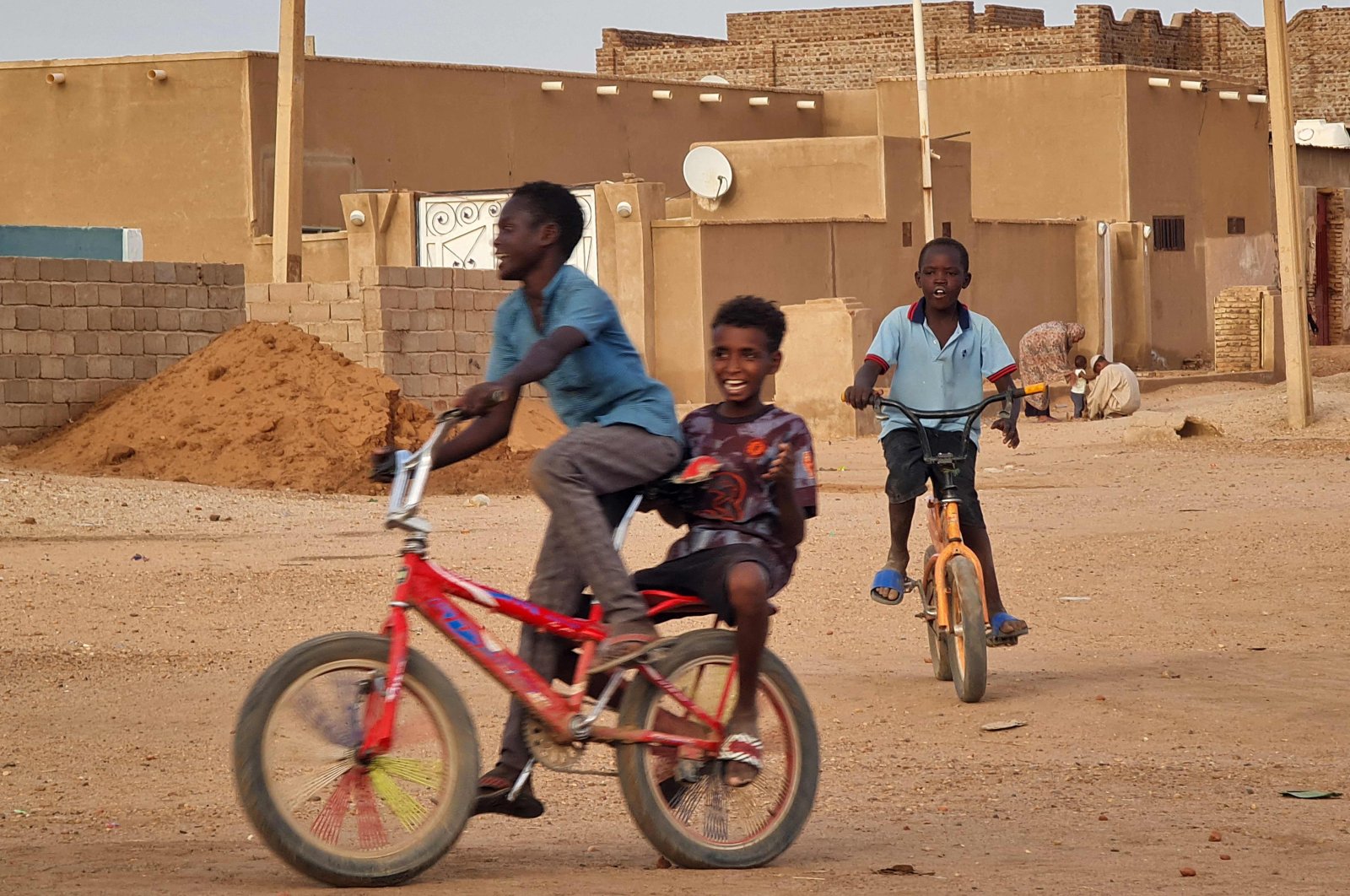 Jeda dalam bentrokan saat gencatan senjata 72 jam dimulai di ibu kota Sudan