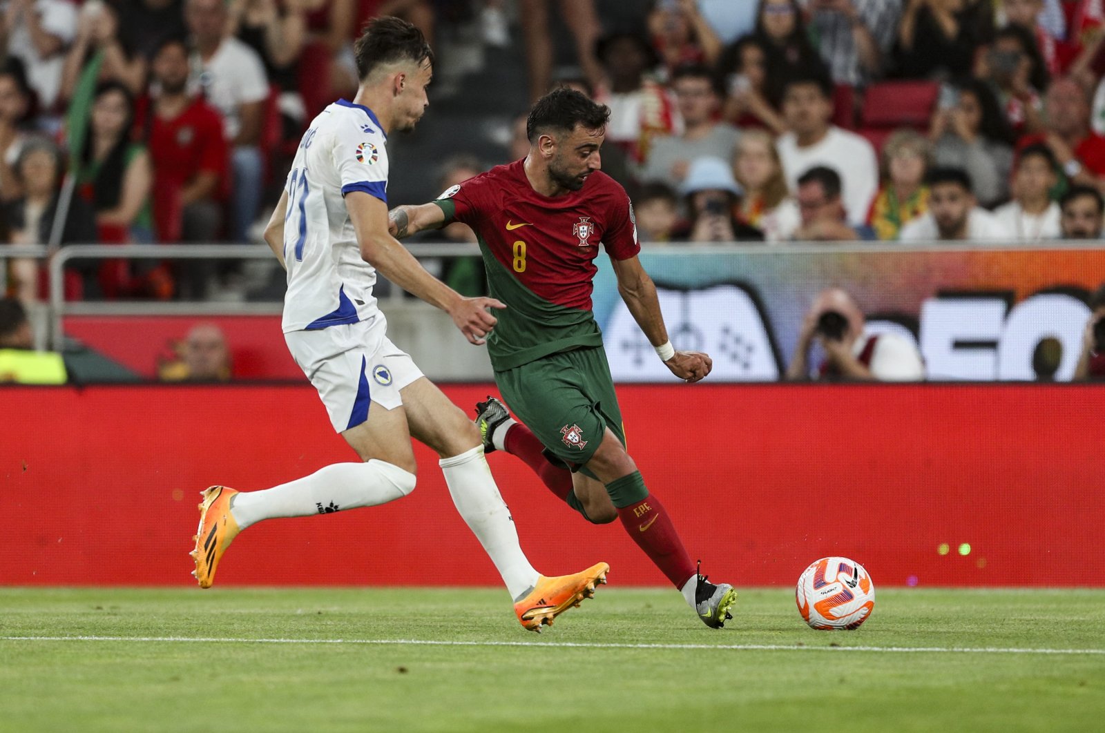 Portugal&#039;s Bruno Fernandes (L) vies with Bosnia&#039;s Amar Dedic during a UEFA Euro 2024 qualifiers in Lisbon, Portugal, June 17, 2023. (AFP Photo)