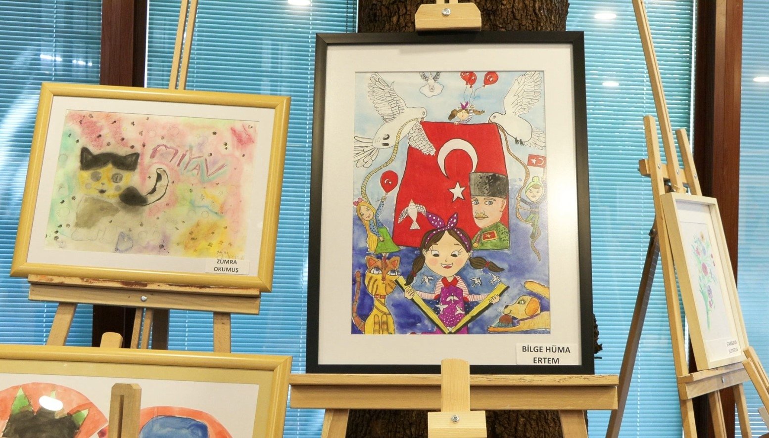 Karya siswa Asosiasi Seni dan Budaya Internasional Çınar ditampilkan selama pembukaan pameran.  (Foto milik Asosiasi Çınar)