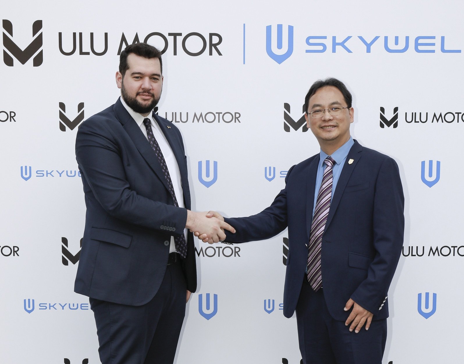 Skywell Türkiye CEO Mahmut Ulubaş (L) and Wu Longba, co-founder and CEO of Skywell, shake hands in this photo provided on June 19, 2023. (AA Photo)