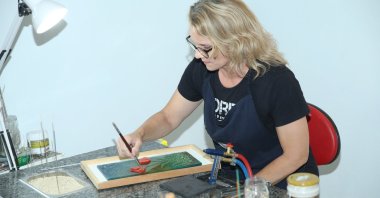 Elizabeth Leonard is photographed during an art course at local "Vocational and Art Training Courses" in Ordu, northern Türkiye, June 17, 2023. (AA Photo)