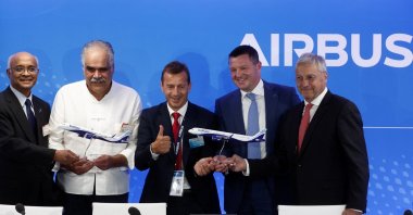 Venkataraman Sumantran (L), Chair of IndiGo; Rahul Bhatia (2nd L), Managing Director of IndiGo; Guillaume Faury (C), CEO of Airbus; Pieter Elbers (2nd R), CEO of IndiGo; and Christian Scherer (R), Chief Commercial Officer of Airbus, attend a news conference after a purchase agreement between IndiGo and Airbus for 500 A320 Family aircraft, at the 54th International Paris Airshow at Le Bourget Airport near Paris, France, June 19, 2023. (REUTERS/Benoit Tessier)