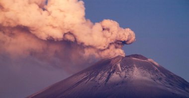 Ash and smoke billow from the Popocatepetl volcano as seen from the Santiago Xalitzintla community, state of Puebla, Mexico, May 25, 2023. (AFP Photo)