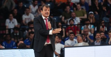 Former Anadolu Efes head coach Ergin Ataman provides tactics to his players during a match against Pınar Karşıyaka, Istanbul, Türkiye, June 13, 2023. (AA Photo)