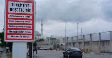 A car passes the "Welcome to Türkiye" sign while crossing the border with Bulgaria, Edirne, northwestern Türkiye, June 14, 2023. (IHA Photo)
